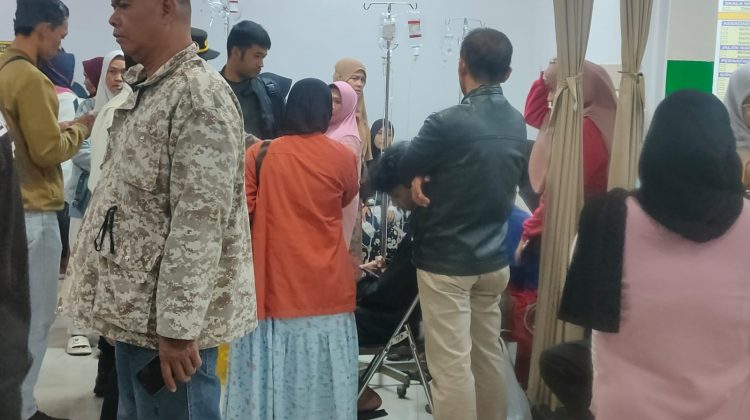 Sejumlah siswa MAN Cianjur mendapatkan perawatan di RSUD Sayang setelah mengalami dugaan keracunan massal.