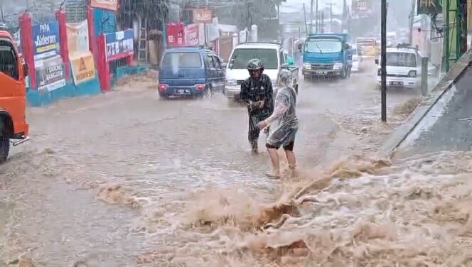 
					Ruas Jalan Raya Cipanas-Cianjur di sekitar areal Desa Ciherang, Kecamatan Pacet dilanda banjir akibat meluapnya air dari drainase, Kamis (15/5/2025)