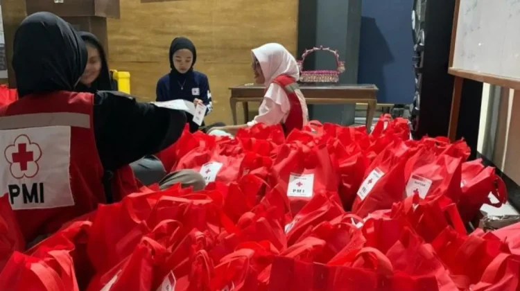 Palang Mreah Indonesia (PMI) Kabupaten Cianjur, Jawa Barat, mendistribusikan bantuan logistik untuk warga korban banjir di sejumlah kecamatan di Cianjur, Kamis (1/5/2025). ANTARA/Ahmad Fikri.
