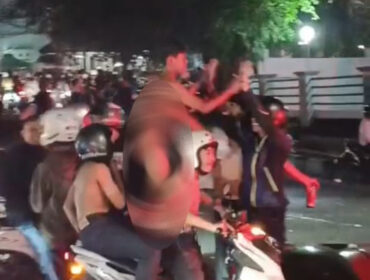 Aksi Oknum Bobotoh yang berkonvoi tanpa mengenakan busana di Cianjur. (Foto : CianjurTimes)