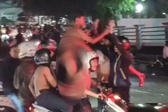 Aksi Oknum Bobotoh yang berkonvoi tanpa mengenakan busana di Cianjur. (Foto : CianjurTimes)