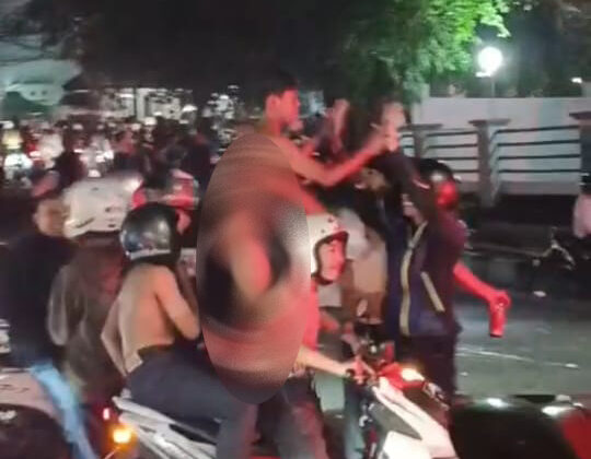 Aksi Oknum Bobotoh yang berkonvoi tanpa mengenakan busana di Cianjur. (Foto : CianjurTimes)
