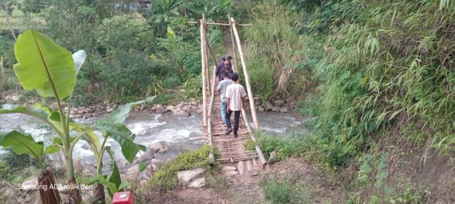 
					Jembatan Bambu Lapuk di Cianjur Ancam Keselamatan Warga dan Pelajar