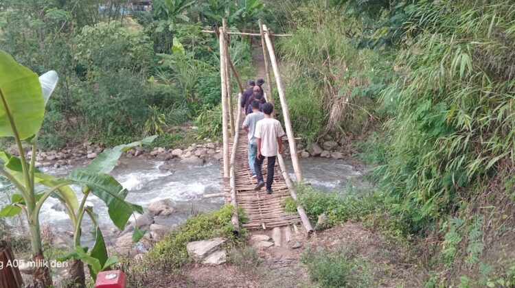 Jembatan Bambu Lapuk di Cianjur Ancam Keselamatan Warga dan Pelajar