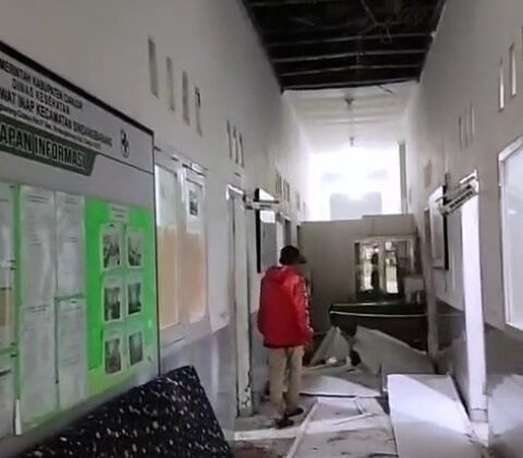 Plafon Puskesmas Sindangbarang Ambruk. Diduga akibat adanya korosi pada besi penyangga. (Foto : Cuplikan Video)