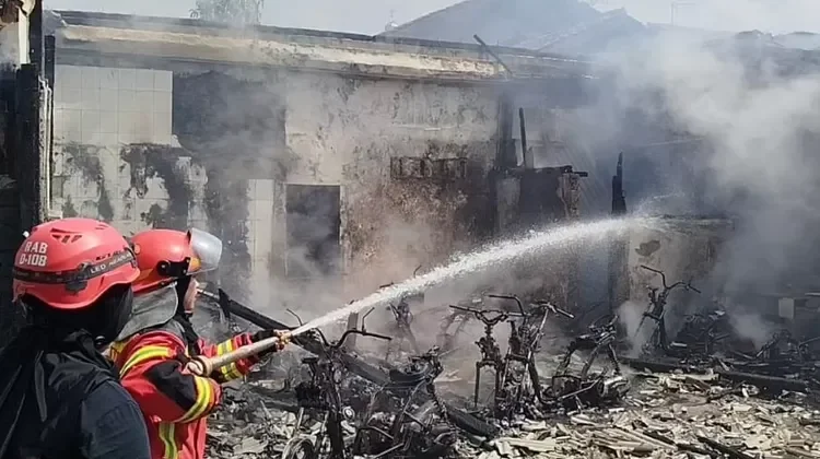Kebakaran rumah warga yang dijadikan tempat penitipan motor siswa SMKN 1 Cianjur di Gang Guntur, Kelurahan Sawahgede, Kecamatan Cianjur, Kabupaten Cianjur, Kamis 15 Mei 2025.