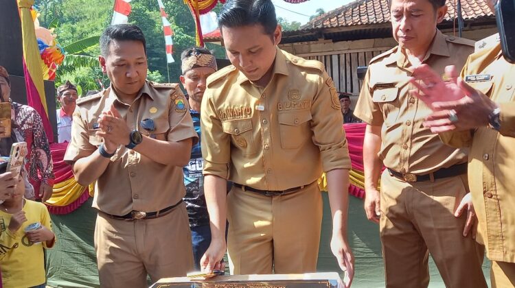 Bupati Cianjur, Mohammad Wahyu saat meresmikan Jembatan Gantung di Kecamatan Campaka, Senin (2/6/2025). (Foto : istimewa)