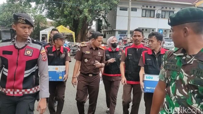 
					Petugas kejaksaan menggeledah dan mengumpulkan sejumlah berkas terkait dugaan korupsi PJU tahun anggaran 2023 di Dinas Perhubungan Kabupaten Cianjur (Foto: Ario/cianjurtimes).