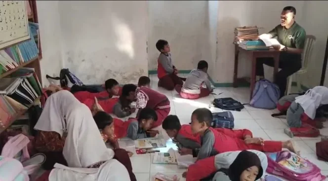
					Keterbatasan Ruang Kelas, Siswa SDN Karyajaya Belajar Lesehan di Musala