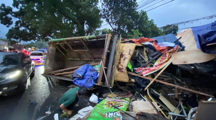 Kecelakaan Beruntun di Cianjur: Truk Tabrak Empat Kendaraan dan Kios, Lima Luka-Luka