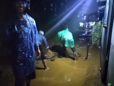 Warga tengah membersihkan lumpur yang menutupi jalan di Kampung Jemprak, Desa Ciloto, Kecamatan Cipanas, Sabtu (5/7/2025). (Foto : Ario/cianjurtimes.com)
