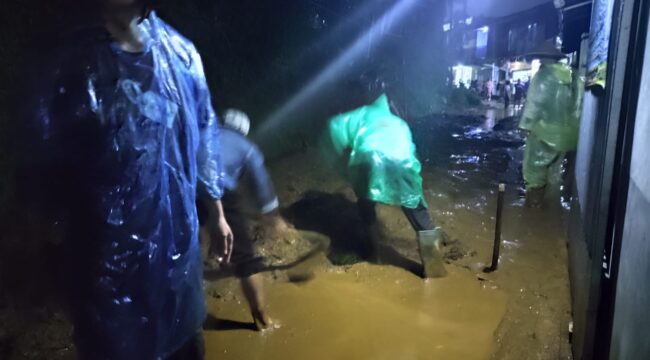 Warga tengah membersihkan lumpur yang menutupi jalan di Kampung Jemprak, Desa Ciloto, Kecamatan Cipanas, Sabtu (5/7/2025). (Foto : Ario/cianjurtimes.com)