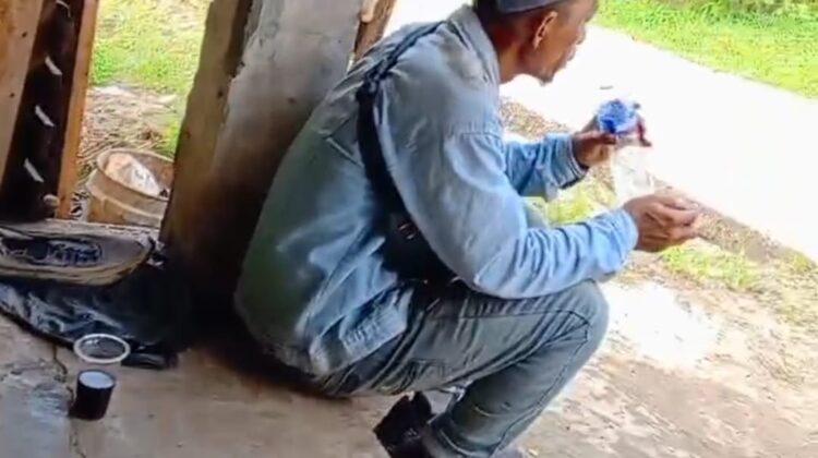 Pelaku aki eksebisionis ataumemaerkan alat kelaim di Cianjur. (Foto : Cuplikan layar video)