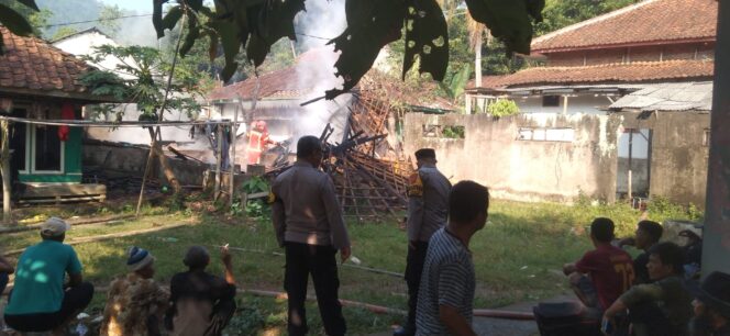 
					Sisa-sisa kebakaran rumah semi permanen di Desa Girimulya, Cibeber, yang terjadi pada Selasa (22/7/2025). Insiden ini diduga dipicu oleh korsleting listrik.(Foto : cianjurtimes.com)