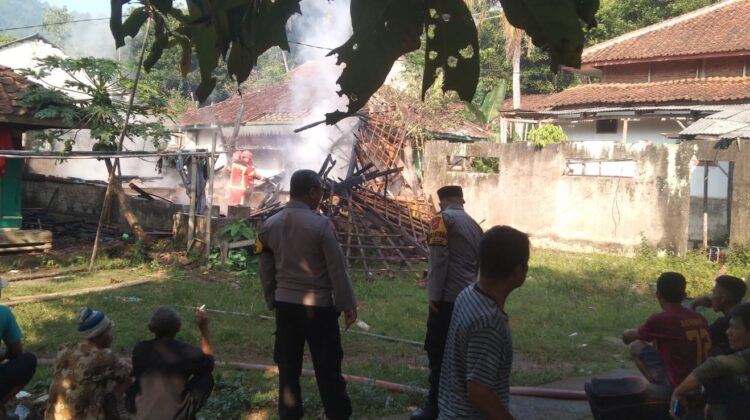Sisa-sisa kebakaran rumah semi permanen di Desa Girimulya, Cibeber, yang terjadi pada Selasa (22/7/2025). Insiden ini diduga dipicu oleh korsleting listrik.(Foto : cianjurtimes.com)