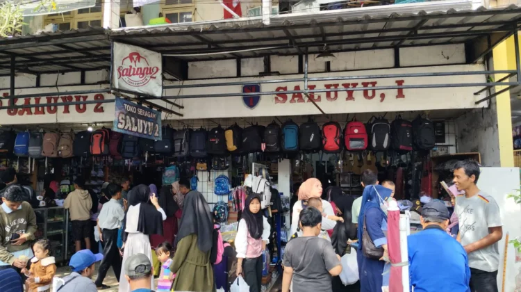 Jelang Tahun Ajaran Baru, Omzet Penjual Seragam dan Peralatan Sekolah Cianjur Meroket