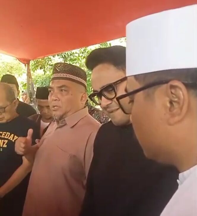 
					Wakil Bupati Cianjur, Ramzi Geys Thebe dan perwakilan keluarga, Ustad Deni saat memberikan keterangan terkait kondisi terkini mantan Bupati Cianjur, Tjetjep Muchtar Soleh di Belka Residence, Cianjur, Kamis (24/7/2025).