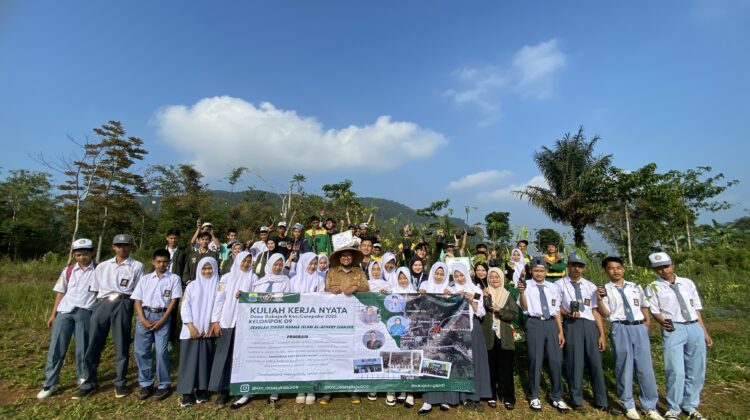 STAI Al-Azhary Tanam 100 Pohon di Cianjur, Wujudkan Dakwah Ramah Lingkungan Melalui KKN