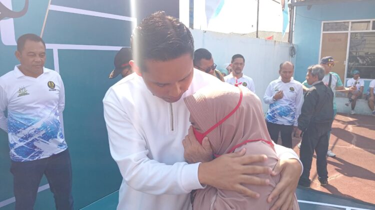 Bupati Cianjur dr. Mohammad Wahyu Ferdian saat memeluk Ibunda dari keluarga pekerja migran di Jepang yang meninggal dunia dan meminta bantuan supaya jenazahnya bisa dipulangkan. (foto : Ario/cianjurtimes.com)