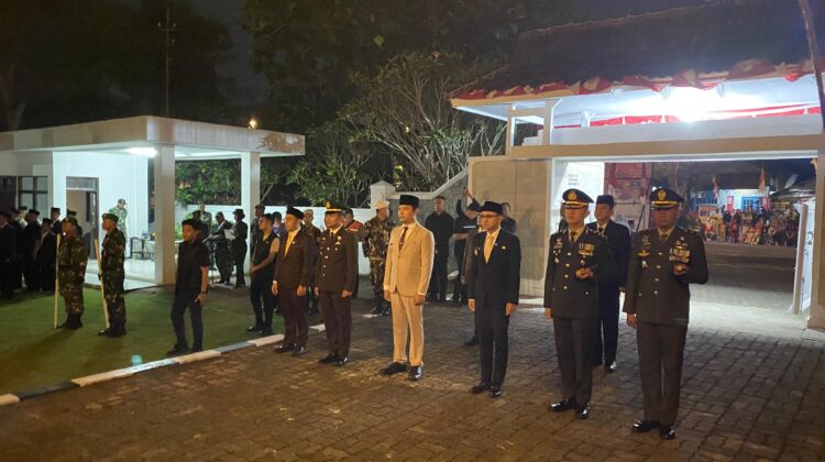 Peringati Kemerdekaan, Taman Makam Pahlawan Cianjur Diterangi 500 Obor dan Lilin