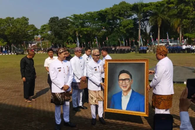 
					HUT RI ke-80, Lapas Cianjur Beri Remisi, Serta Hadiahi Bupati dan Wabup Lukisan Karya WBP