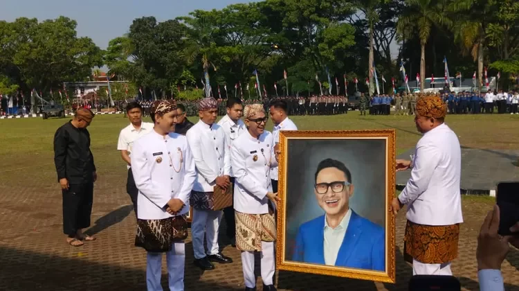 HUT RI ke-80, Lapas Cianjur Beri Remisi, Serta Hadiahi Bupati dan Wabup Lukisan Karya WBP
