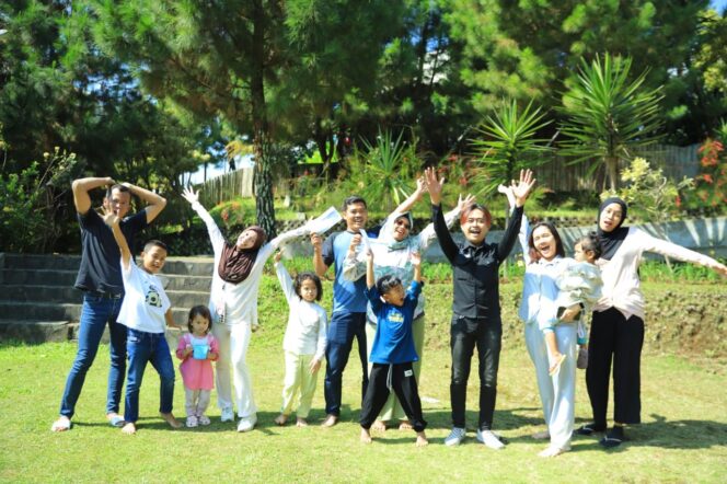 
					Keseruan pengunjung Taman Wisata Alam Sevillage yang tengah menginap saat mengikuti perlombaan dalam rangka peringatan Kemerdekaan RI. ( Foto : Sevillage)
