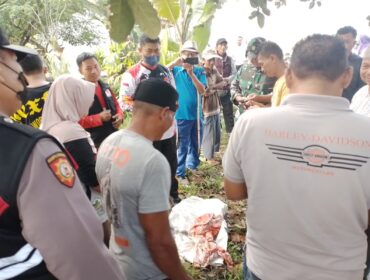 Warga Kampung Pasir Nangka, Ciranjang, digegerkan oleh penemuan jasad bayi laki-laki yang mengambang di aliran sungai pada Minggu (24/8/2025). (Foto : Polsek Ciranjang)