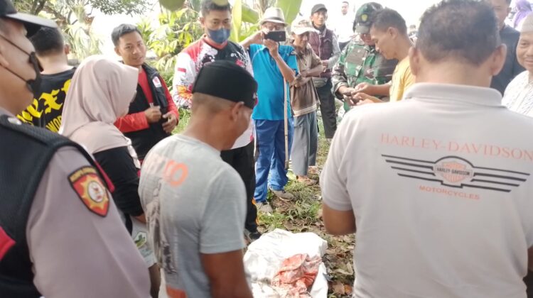 Warga Kampung Pasir Nangka, Ciranjang, digegerkan oleh penemuan jasad bayi laki-laki yang mengambang di aliran sungai pada Minggu (24/8/2025). (Foto : Polsek Ciranjang)