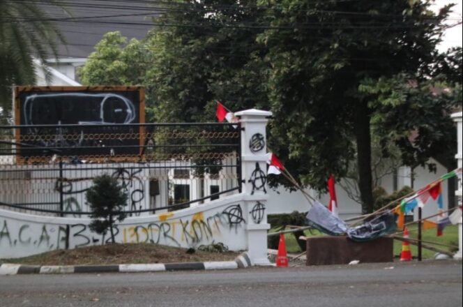
					Kondisi gedung DPRD Cianjur yang mengalami kerusakan usai aksi demo, Sabtu (30/8/2025) lalu. (Foto : Istimewa)