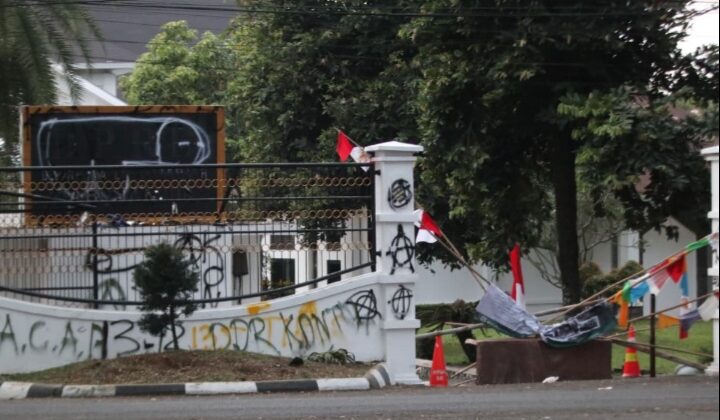 Kondisi gedung DPRD Cianjur yang mengalami kerusakan usai aksi demo, Sabtu (30/8/2025) lalu. (Foto : Istimewa)