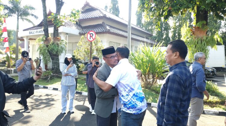 Cecep Alamsyah saat berpamitan dengan sejumlah pejabat di lingkungan Pemkab Cianjur, usai apel undur diri di lapangan upacara Setda Cianjur, Jumat (29/8/2025). Cecep memutuskan mundur dari jabatannya sebagai Sekda Cianjur. (Foto : cianjur Times)