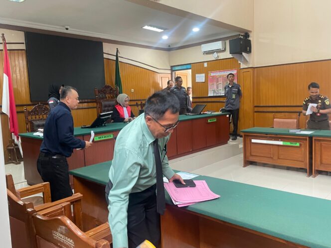 
					Suasana usai sidang praperadilan tersangka korupsi PJU Cianjur, DG. (Foto : cianjurtimes.com)