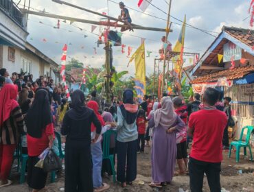 Kemeriahan lomba panjat pisang di Kampung Lebak Pasar RT 01 RW 05 Desa Palasari Kecamatan Cipanas, Cianjur. (Foto : Ario/cianjurtimes.com)