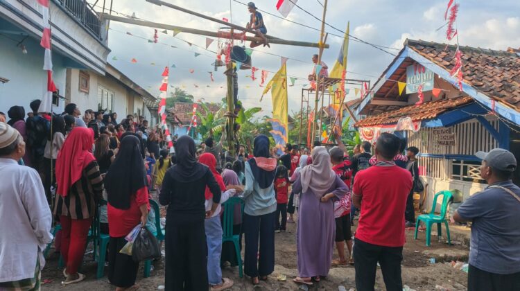 Kemeriahan lomba panjat pisang di Kampung Lebak Pasar RT 01 RW 05 Desa Palasari Kecamatan Cipanas, Cianjur. (Foto : Ario/cianjurtimes.com)