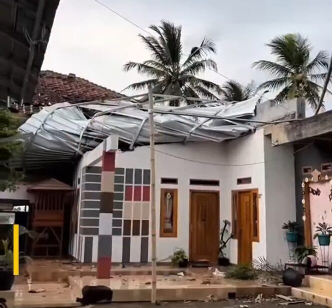 
					Angin Puting Beliung Cianjur Terjang Dua Kecamatan, 35 Rumah Rusak dan Kerugian Ratusan Juta