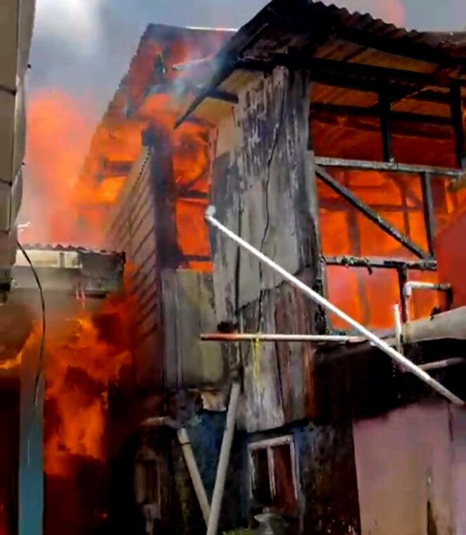 
					Kebakaran di Gadog Puncak Cianjur Hanguskan 6 Rumah, Seorang Warga Terluka