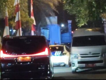 Tangkapan layar-Mobil pribadi Ketua DPRD Cianjur, Metty Triantika saat meninggalkan area Gedung DPRD Cianjur. Tampak dari belakang mobil tersebut menggunakan plat Lembaga Ketahanan Nasional (Lemhanas) (Foto: CIANJUR EKSPRES)--