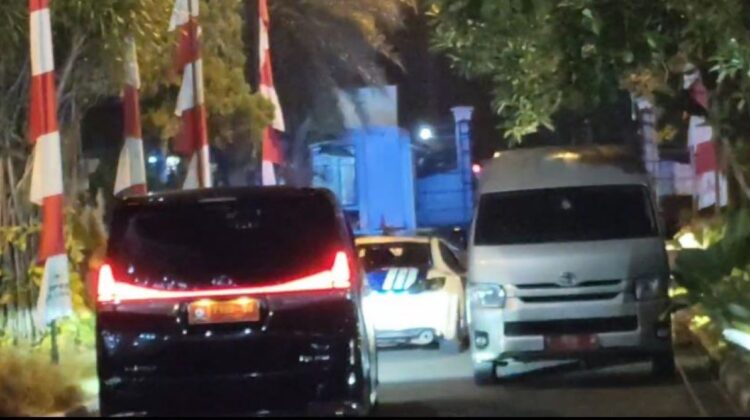 Tangkapan layar-Mobil pribadi Ketua DPRD Cianjur, Metty Triantika saat meninggalkan area Gedung DPRD Cianjur. Tampak dari belakang mobil tersebut menggunakan plat Lembaga Ketahanan Nasional (Lemhanas) (Foto: CIANJUR EKSPRES)--