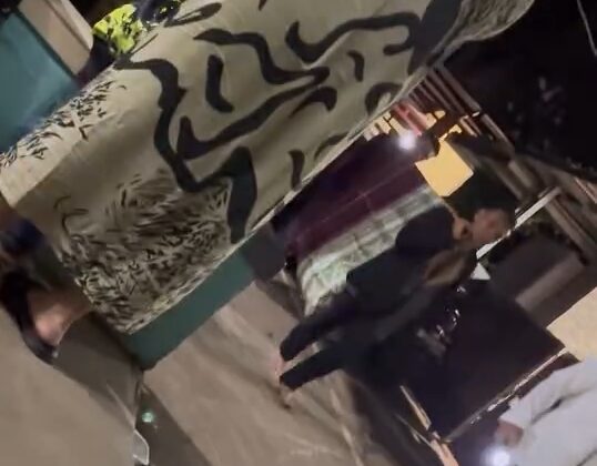 tangkapan layar video saat warga Kampung Bojonghuni, Desa Sukakerta, Kecamatan Cilaku menandu serang lansia karena akses jalan yang sempit tidak bisa dilalui Ambulan.