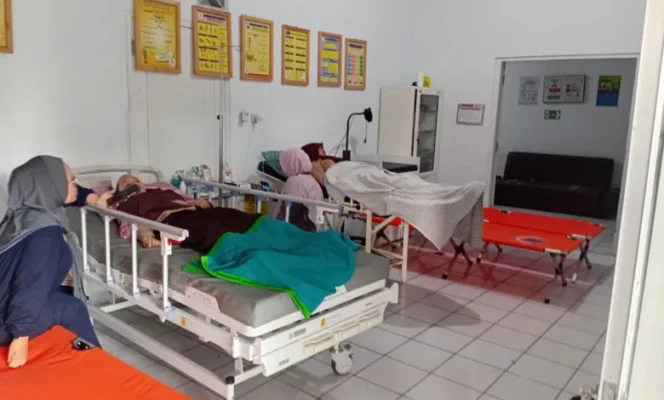 
					Lagi! Kasus Keracunan MBG Berulang di Cianjur, 16 Siswa SD-SMP Dibawa ke Puskesmas