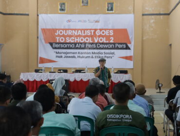 Ahli Pers Dewan Pers, Rustam Fachri Mandayun, saat memberikan pemaparan mengenai hukum dan etika pers pada ajang Journalist Goes To School vol.2, Selasa (21/10/2025).