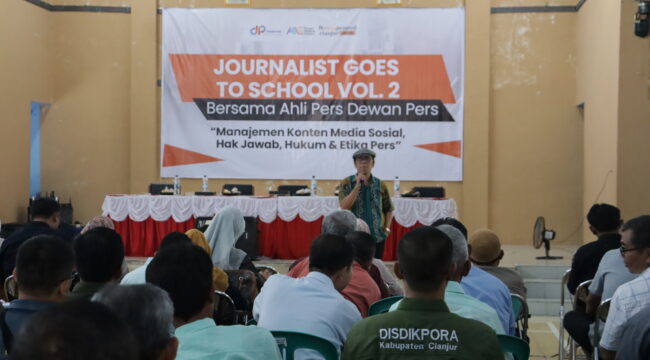 Ahli Pers Dewan Pers, Rustam Fachri Mandayun, saat memberikan pemaparan mengenai hukum dan etika pers pada ajang Journalist Goes To School vol.2, Selasa (21/10/2025).