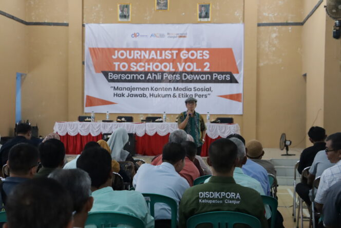 
					Ahli Pers Dewan Pers, Rustam Fachri Mandayun, saat memberikan pemaparan mengenai hukum dan etika pers pada ajang Journalist Goes To School vol.2, Selasa (21/10/2025).