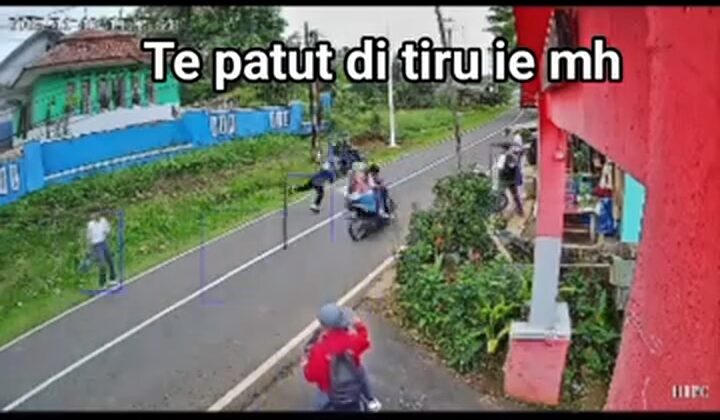 Tangkapan layar rekaman CCTV saat peristiwa penghadangan pelajar SMPN 2 Cibinong kepada pelajar MTSN 2 Cianjur.