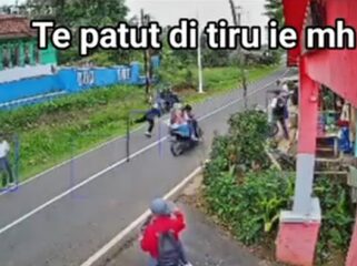 Tangkapan layar rekaman CCTV saat peristiwa penghadangan pelajar SMPN 2 Cibinong kepada pelajar MTSN 2 Cianjur.
