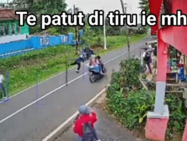 Tangkapan layar rekaman CCTV saat peristiwa penghadangan pelajar SMPN 2 Cibinong kepada pelajar MTSN 2 Cianjur.