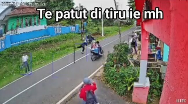 Tangkapan layar rekaman CCTV saat peristiwa penghadangan pelajar SMPN 2 Cibinong kepada pelajar MTSN 2 Cianjur.