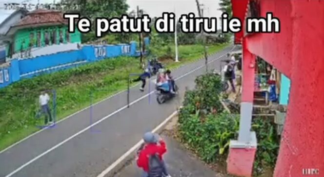 
					Tangkapan layar rekaman CCTV saat peristiwa penghadangan pelajar SMPN 2 Cibinong kepada pelajar MTSN 2 Cianjur.