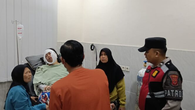 
					Korban gas meledak dibawa ke RSUD Sindangbarang. (Foto: Dok. Polsek Sindangbarang)